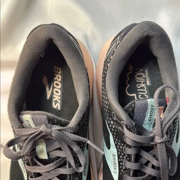 Brooks Ghost 14 Woman’s, size 8.5 Running Sneakers, Black/Pearl/Peach, Preowned - Picture 2 of 15